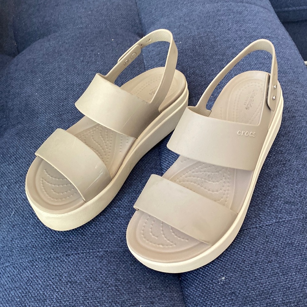 Lightly worn brooklyn low wedge platform Crocs Size 7 women nude champagne taupe